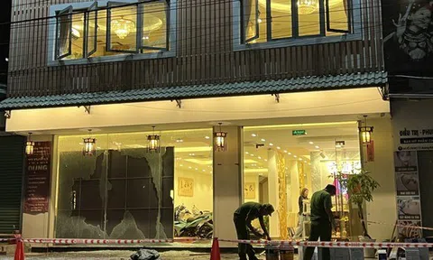 Khoảng 15 người lao vào 1 nhà hàng ở Bình Dương đập phá