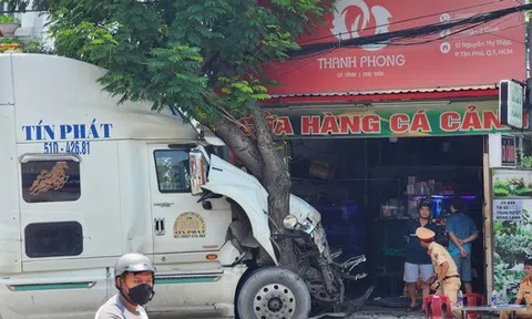 Hoảng hồn khi đang ăn sáng trong cửa hàng, xe container húc văng dải phân cách lao thẳng tới